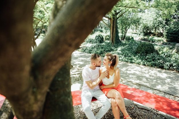 Heureux couple marchant dans la ville