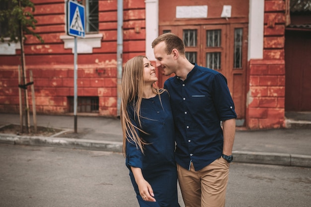 Heureux couple marchant sur le passage pour piétons dans la ville