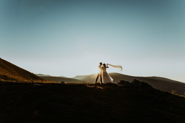 Heureux couple de mariage marchent dans les montagnes