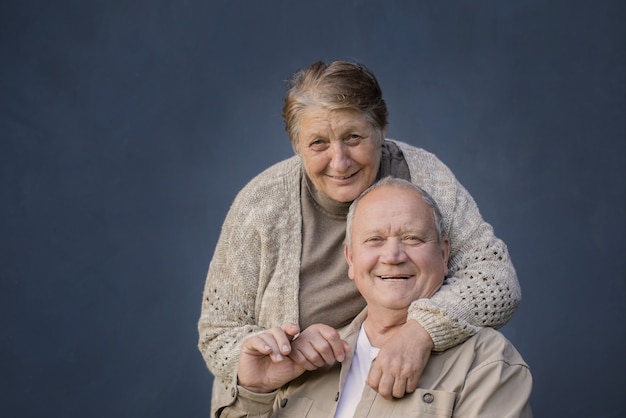 Heureux couple marié âgé sur fond bleu