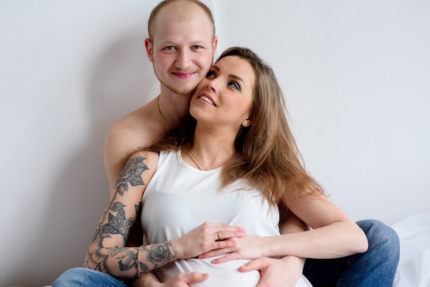 Heureux couple marié en attente de la naissance