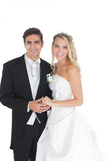 Photo heureux couple marié attrayant posant main dans la main