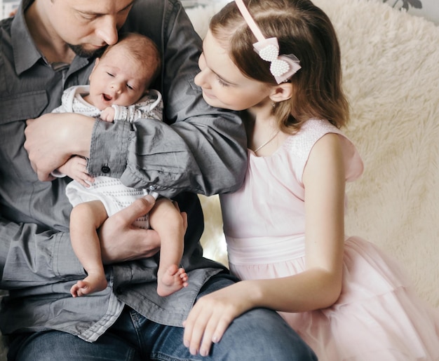 Heureux couple marié avec leurs trois enfants