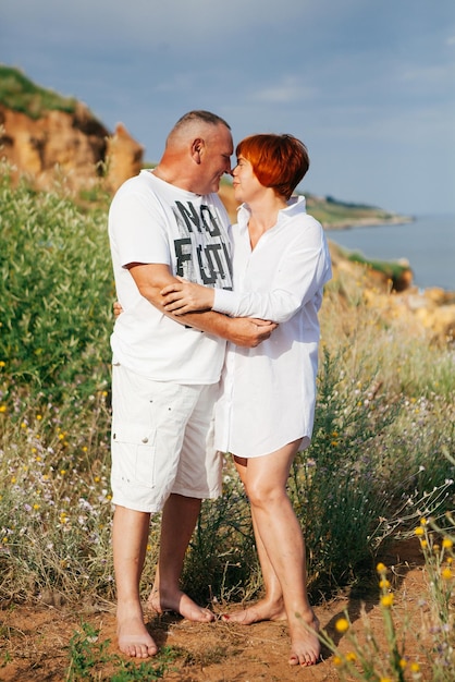 Heureux couple mature pose aux beaux jours sur la plage