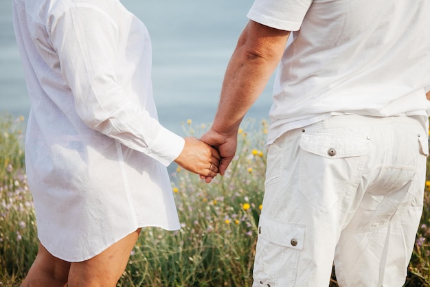 Heureux couple mature pose aux beaux jours sur la plage