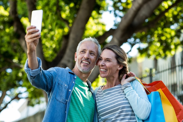 Heureux couple mature prenant selfie