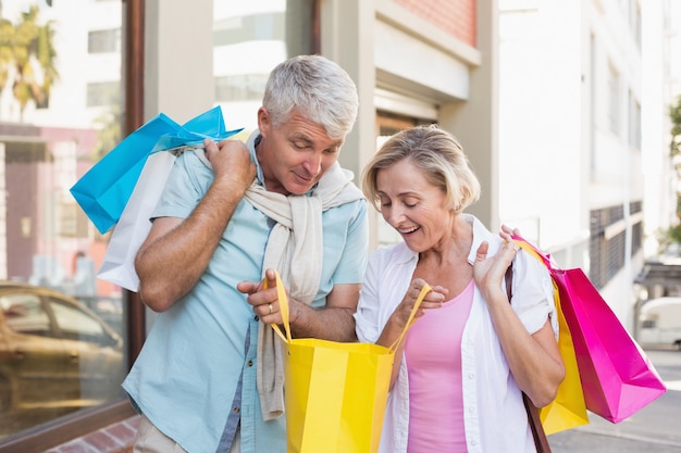 Heureux couple mature en regardant leurs achats achats