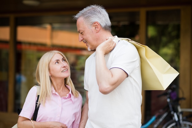 Heureux couple mature shopping ensemble