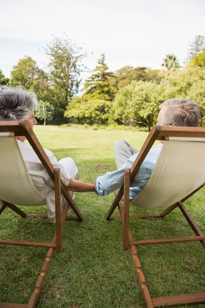 Heureux couple mature, tenant par la main