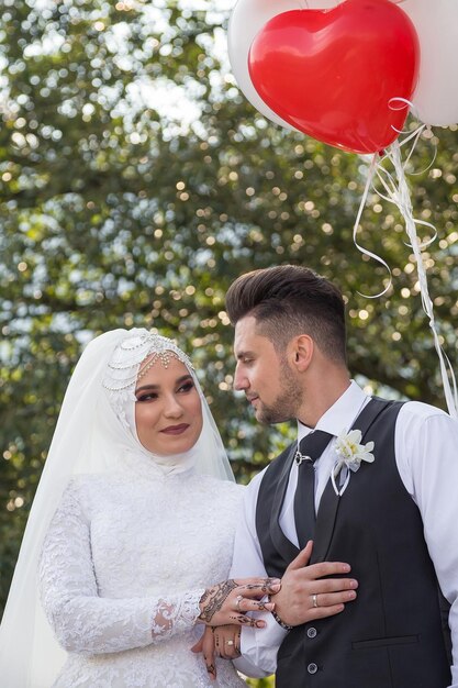 Photo un heureux couple musulman romantique dans le parc d'été cérémonie du jour du mariage musulman