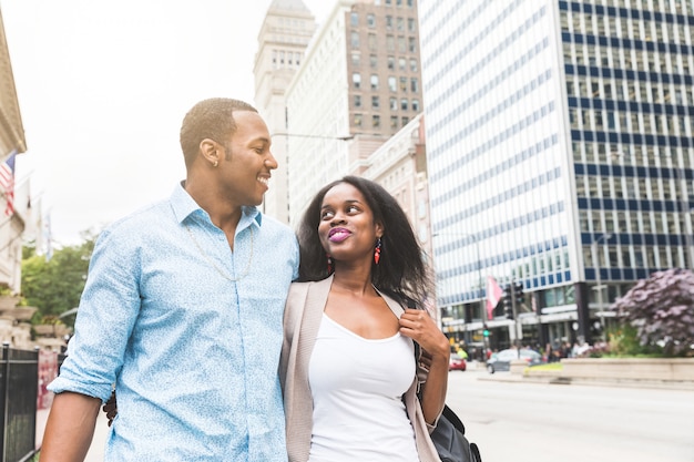 Heureux couple noir marchant à Chicago