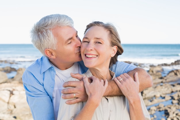 Heureux couple occasionnel par la côte