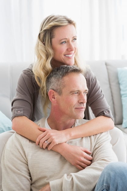 Heureux couple occasionnel souriant et étreignant