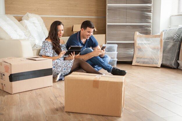 Heureux Couple Pensant à La Décoration Dans La Nouvelle Maison. Bonne Nouvelle Famille