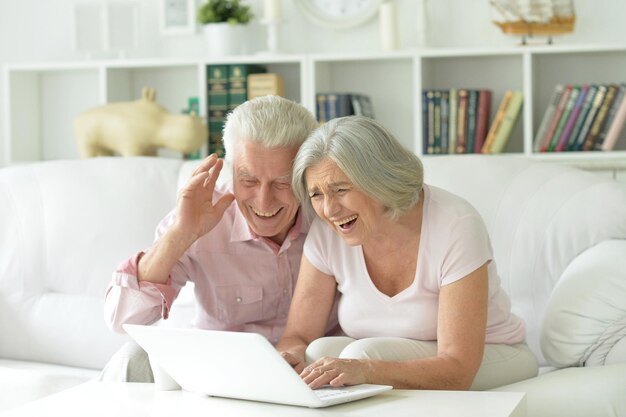 Heureux Couple De Personnes âgées à L'aide D'un Ordinateur Portable