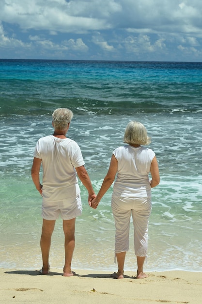 Heureux couple de personnes âgées au repos