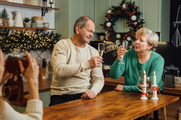 Heureux couple de personnes âgées célébrant l'anniversaire de mariage. Bonne retraite des années 60. Saint Valentin. Date de champagne. Photo de haute qualité