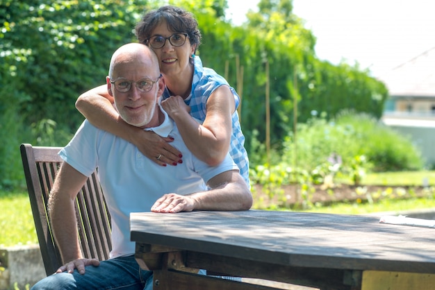 Heureux couple de personnes âgées dans le jardin