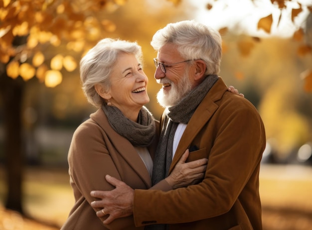 Heureux couple de personnes âgées dans le parc en automne