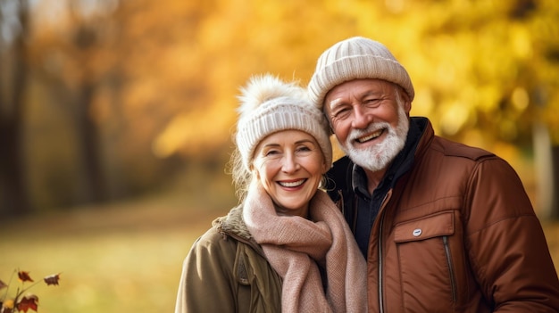 Heureux couple de personnes âgées dans le parc en automne