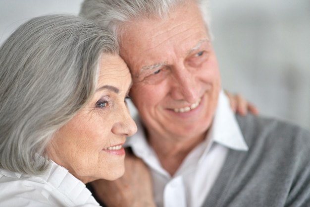 Heureux couple de personnes âgées embrassant