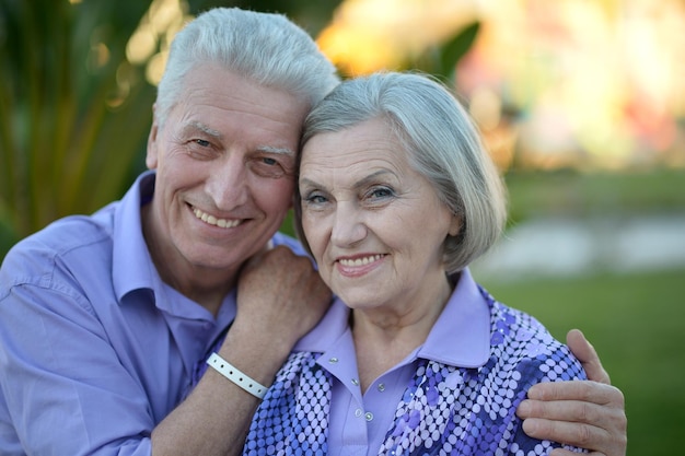 Heureux couple de personnes âgées embrassant