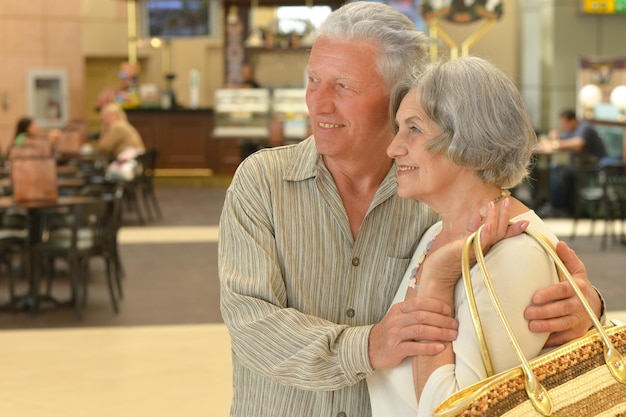 Heureux couple de personnes âgées embrassant