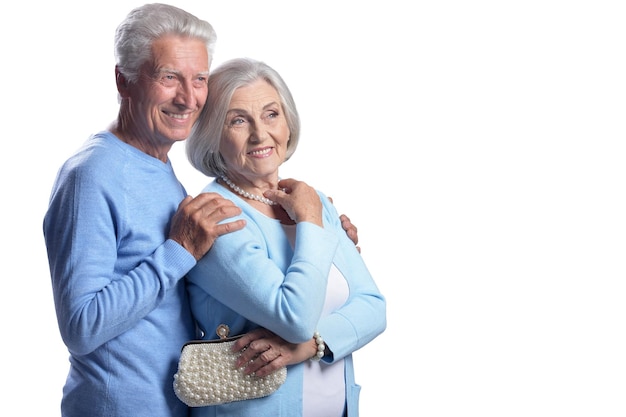 heureux couple de personnes âgées embrassant