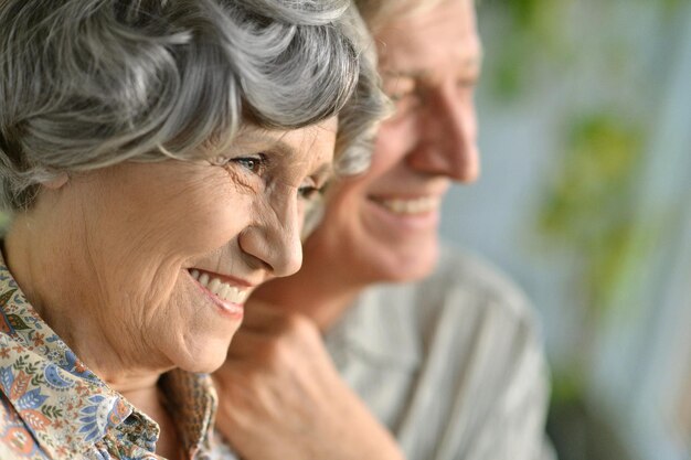 Heureux couple de personnes âgées embrassant