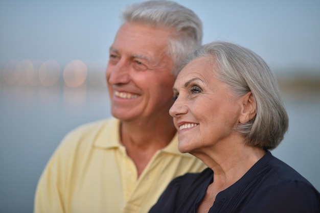 Heureux couple de personnes âgées embrassant