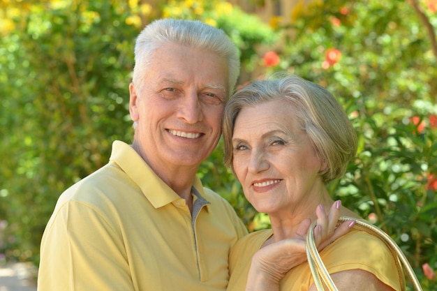 Heureux couple de personnes âgées embrassant