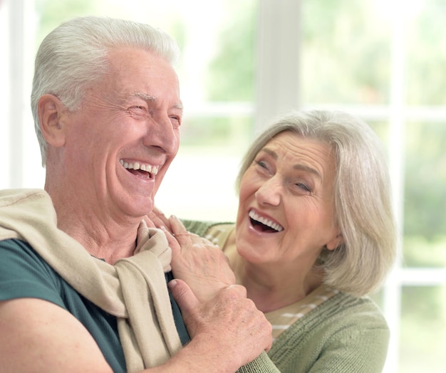 Heureux couple de personnes âgées embrassant