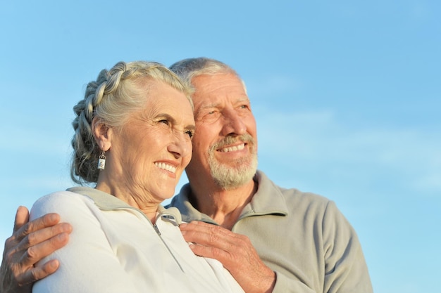 Heureux couple de personnes âgées embrassant