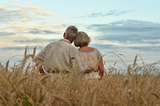 Heureux couple de personnes âgées en été