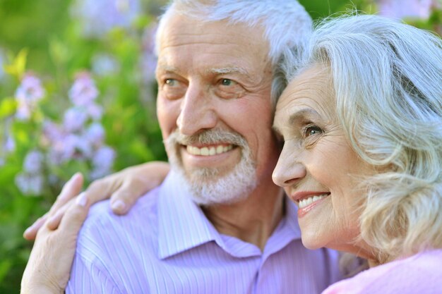 Heureux couple de personnes âgées étreignant