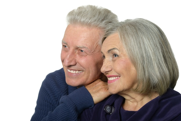 Heureux couple de personnes âgées isolé sur fond blanc