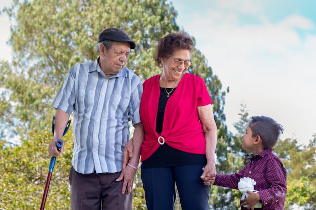 Heureux couple de personnes âgées, main dans la main avec leur arrière-petit-enfant