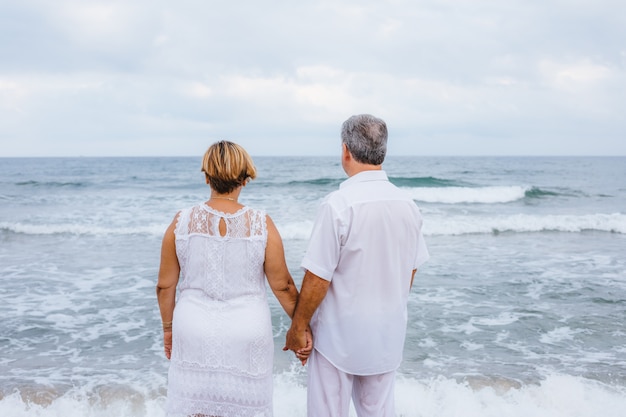 Heureux couple de personnes âgées sur la plage