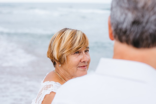 Heureux Couple De Personnes âgées Sur La Plage