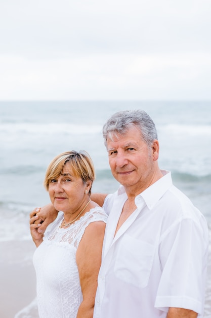 Heureux couple de personnes âgées sur la plage