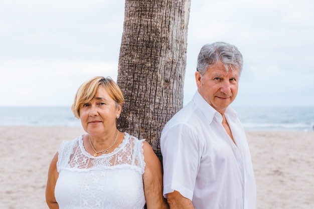 Heureux Couple De Personnes âgées Sur La Plage