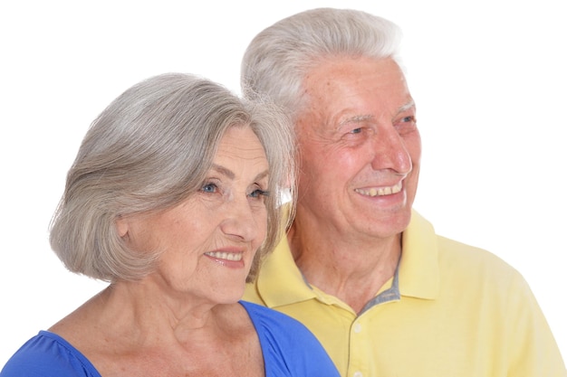 Heureux couple de personnes âgées posant sur fond blanc