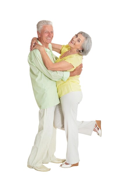 Heureux couple de personnes âgées posant isolé sur fond blanc