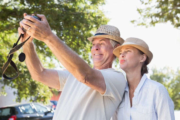 Heureux Couple De Personnes âgées Posant Pour Un Selfie Par Une Journée Ensoleillée