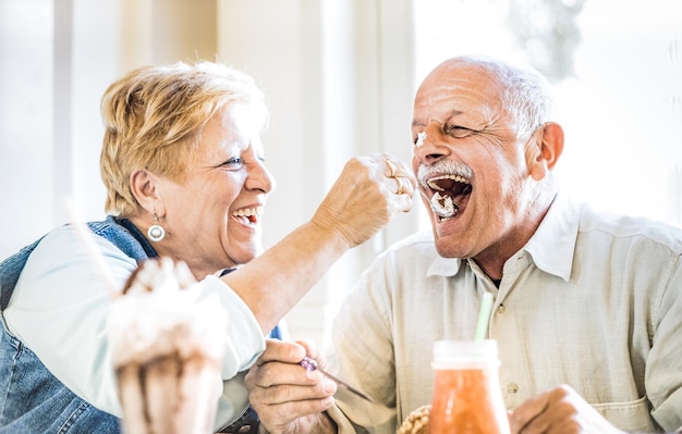 Heureux couple de personnes âgées à la retraite amoureux appréciant la coupe de glace bio Concept de mode de vie des personnes âgées joyeux