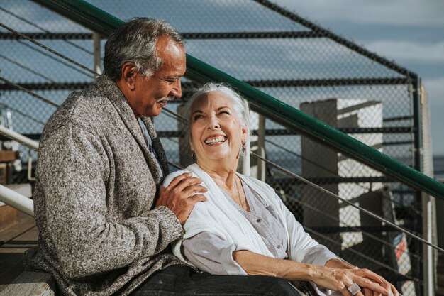 Heureux couple de personnes âgées romantiques passant du temps ensemble sur la jetée