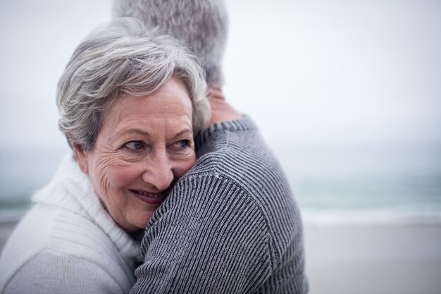 Heureux couple de personnes âgées s'embrassant