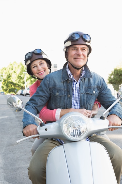 Heureux couple de personnes âgées à vélo