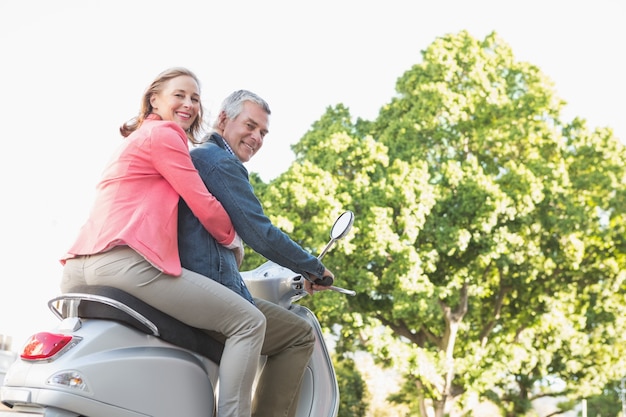 Heureux couple de personnes âgées à vélo