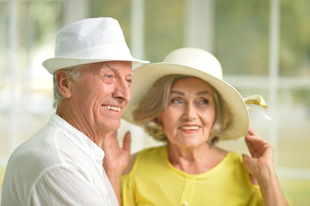 Heureux couple de personnes âgées